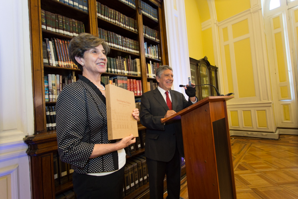 La Presidenta del Senado, Isabel Allende, recibe un ejemplar de la publicación 