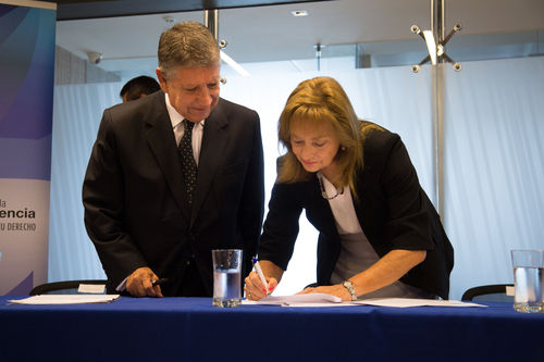 El director de la BCN, Alfonso Pérez Guíñez, y la presidenta del CPLT, Vivianne Blanlot