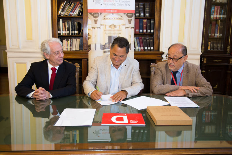 El alcalde de Isla de Pascua, Pedro Edmunds Paoa, firma el convenio en presencia de los representantes de la BCN