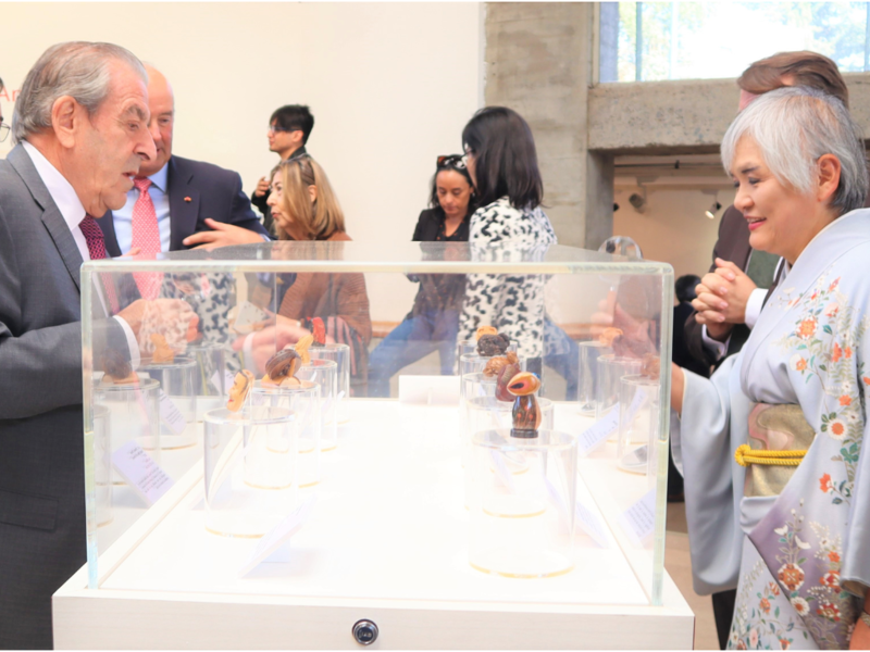 Muestra de esculturas japonesas talladas en madera Netsuke se presenta en Providencia