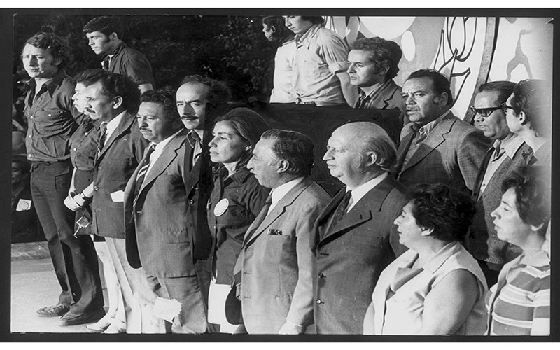 Jorge Insunza al centro de la imagen, a la derecha de Gladys Marín (Foto: Museo Histórico Nacional de Chile)