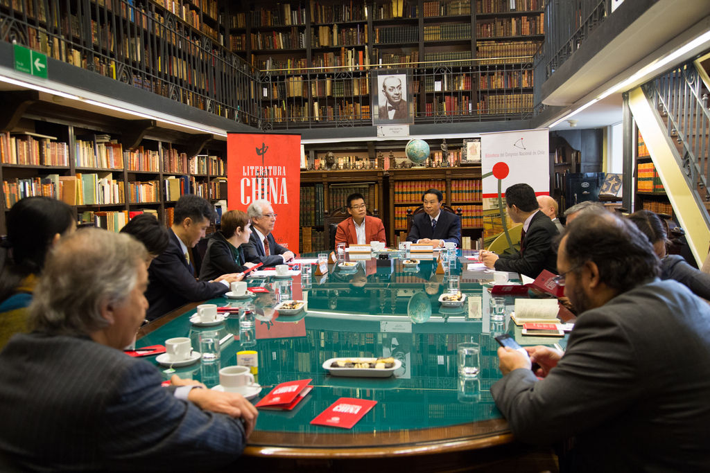Novelistas chinos encabezaron mesa de conversación en la BCN