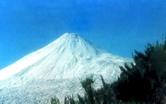 Imagen de un volcán nevado en la Región del Bío Bío